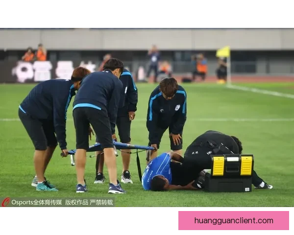 穆迪伤退接受医疗救治 双方球员泪水盈眶全场陷入沉寂