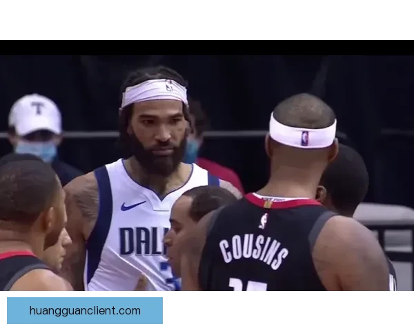 西卡因摊手抱怨裁判判罚吃到第二个技术犯规被驱逐出场